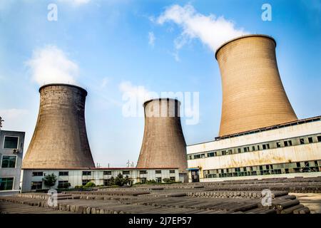 Acqua di raffreddamento Torre carbone alimentato impianto elettrico Anshan Liaoning Provincia Cina Foto Stock