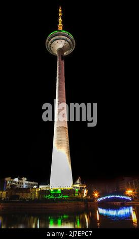 Torre TV Shenyang Liaoning Provincia China Bridge River Reflection Night Lights Foto Stock