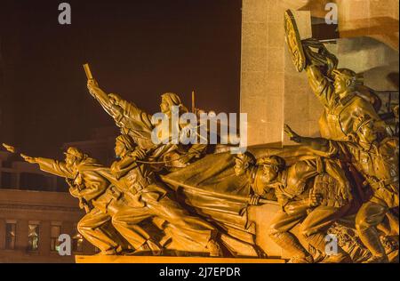 MAO Statua Zhongshan Square Shenyang Liaoning provincia China Night costruita nel 1969 durante la Rivoluzione Culturale. Foto Stock