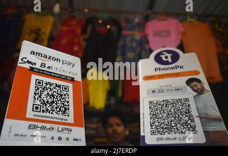 Kolkata, India. 08th maggio 2022. Il codice QR della paga del telefono e della paga di Amazon è visto ad un negozio di vestiti a Kolkata. (Foto di Sudipta Das/Pacific Press) Credit: Pacific Press Media Production Corp./Alamy Live News Foto Stock