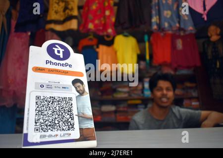 Kolkata, India. 08th maggio 2022. Un codice QR della paga del telefono è visto ad un negozio di vestiti in Kolkata. (Foto di Sudipta Das/Pacific Press) Credit: Pacific Press Media Production Corp./Alamy Live News Foto Stock