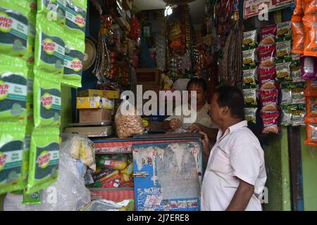 Kolkata, India. 08th maggio 2022. Un negozio di persone all'interno di un negozio di alimentari in un'area residenziale a Kolkata. (Foto di Sudipta Das/Pacific Press) Credit: Pacific Press Media Production Corp./Alamy Live News Foto Stock