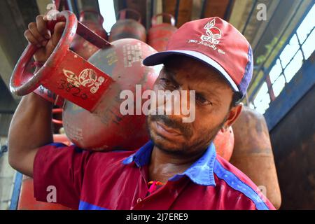 Kolkata, India. 08th maggio 2022. Una persona che trasporta una bombola di gas sulla sua spalla per la consegna durante l'alto prezzo del gas a Kolkata. (Foto di Sudipta Das/Pacific Press) Credit: Pacific Press Media Production Corp./Alamy Live News Foto Stock