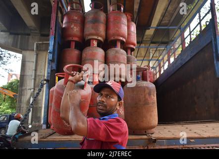 Kolkata, India. 08th maggio 2022. Una persona che trasporta una bombola di gas sulla sua spalla per la consegna durante l'alto prezzo del gas a Kolkata. (Foto di Sudipta Das/Pacific Press) Credit: Pacific Press Media Production Corp./Alamy Live News Foto Stock