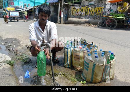 Kolkata, India. 08th maggio 2022. Una persona riempie i suoi contenitori vuoti di acqua da un rubinetto comunale a Kolkata. (Foto di Sudipta Das/Pacific Press) Credit: Pacific Press Media Production Corp./Alamy Live News Foto Stock