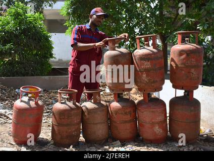 Kolkata, India. 08th maggio 2022. Una persona che conta le bombole di gas prima di uscire per la consegna durante l'alto prezzo del gas a Kolkata. (Foto di Sudipta Das/Pacific Press) Credit: Pacific Press Media Production Corp./Alamy Live News Foto Stock