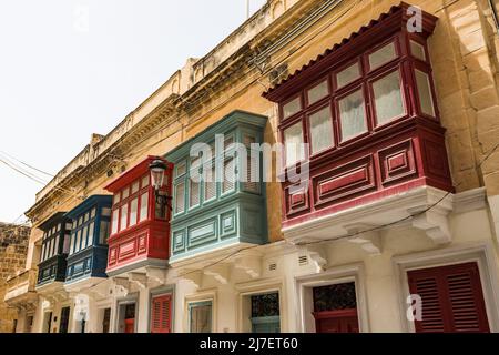 Fila di colorati balconi maltesi visti da una strada a Mdina, Malta, nell'aprile 2022. Foto Stock