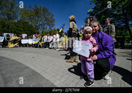 Durante un raduno, gli attivisti tengono dei cartelli per chiedere alla comunità globale di contribuire all'evacuazione dei difensori ucraini da Mariupol, una città portuale nella regione di Donetsk bloccata dagli invasori russi, verso il territorio controllato dall'Ucraina, Zaporizhzhia, Ucraina sudorientale. Maggio 7, 2022. Foto di Dmytro Smolyenko/Ukrinform/ABACAPRESS.COM Foto Stock