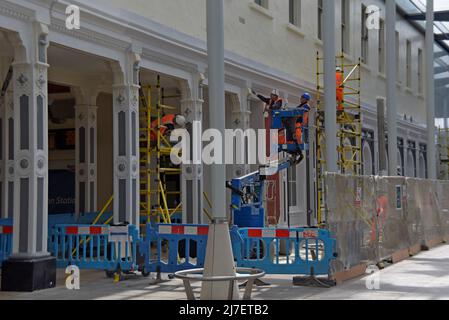 Pittori e decoratori che lavorano alla stazione di Paddington per il restauro dell'atrio per i servizi ferroviari Crossrail Elizabeth Line. 5th maggio 2022 Foto Stock