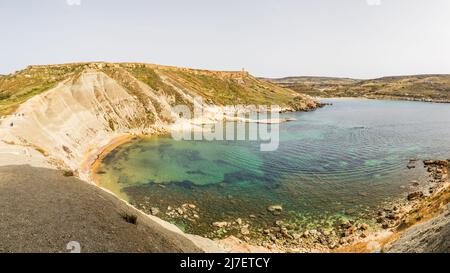 Panorama a più immagini con vista sulla baia di Qarraba sulla costa di Malta. Foto Stock