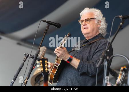 Ricky Skaggs durante il New Orleans Jazz & Heritage Festival il 8 maggio 2022, all'ippodromo Fair Grounds di New Orleans, Louisiana (foto di Daniel DeSlover/Sipa USA) Foto Stock