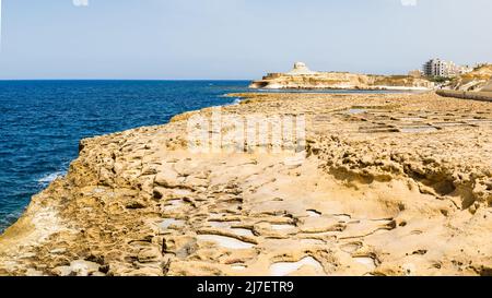 Diverse forme e profondità delle piscine delle saline di Xwejni viste nell'aprile 2022 sull'isola di Gozo a Malta. Foto Stock