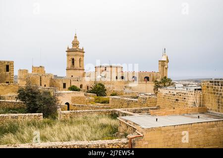 Cattedrale dell'Assunzione vista dalle mura cittadine della Cittadella a Victoria nell'aprile 2022 sull'isola di Gozo a Malta. Foto Stock