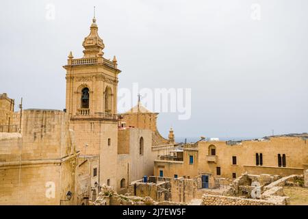 Cattedrale dell'Assunzione vista dalle mura cittadine della Cittadella a Victoria nell'aprile 2022 sull'isola di Gozo a Malta. Foto Stock