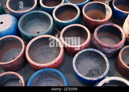 Vecchi vasi di argilla flowerpots closeup. Varie ceramiche usate e pentole di argilla Foto Stock