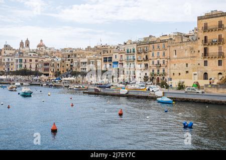 Barche viste di fronte al lungomare di Senglea di fronte alla Valletta catturate a Malta nell'aprile 2022. Foto Stock