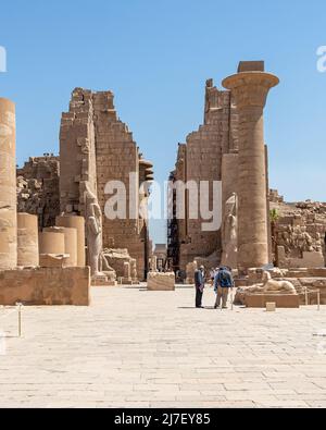 Luxor, Egitto - Settembre 21 2021: Il complesso del Tempio di Karnak consiste di un certo numero di templi, cappelle e altri edifici nella forma di un villaggio. Foto Stock