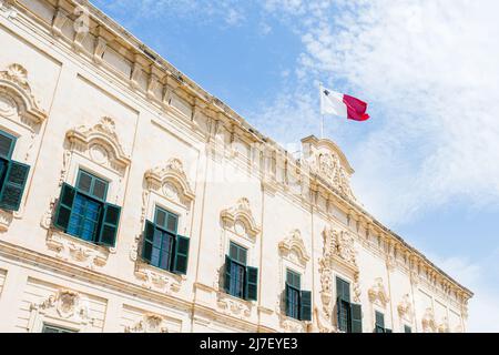 Bandiera di Malta sopra il luogo Castiglia visto nell'aprile 2022 durante un viaggio a la Valletta, la capitale di Malta. Foto Stock