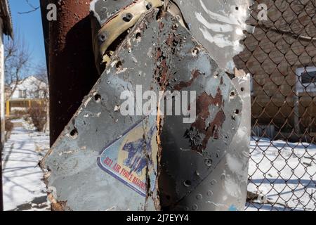 KIEV, UCRAINA 10 marzo. Parte di un velivolo Sukhoi su-27 della Brigata dell'aviazione tattica del 831st dell'aeronautica Ucraina che è stata abbattutasi sopra la città, mentre l'invasione della Russia dell'Ucraina continua il 10 marzo 2022 a Kiev, Ucraina. La Russia ha iniziato un'invasione militare dell'Ucraina dopo che il parlamento russo ha approvato i trattati con due regioni in distacco nell'Ucraina orientale. È il più grande conflitto militare in Europa dalla seconda guerra mondiale Foto Stock