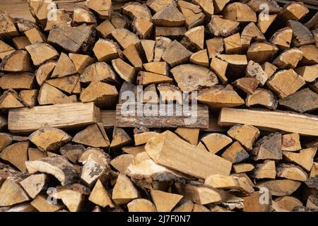 Pile di legna da ardere. Preparazione legna da ardere per l'inverno. Mucchio di Legna da ardere.Legna da ardere sfondo. Foto Stock