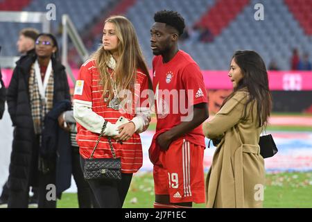 Monaco di Baviera, Germania. 08th maggio 2022. Alphonso DAVIES (FC Bayern Monaco di Baviera) con la ragazza Jordyn HUITEMA dopo la cerimonia di premiazione, calcio 1. Bundesliga stagione 2021/2022, giorno d'inizio 33, matchday33. FC Bayern Monaco-VFB Stoccarda 2-2 il 8th maggio 2022, ALLIANZARENA Monaco. Credit: dpa/Alamy Live News Foto Stock