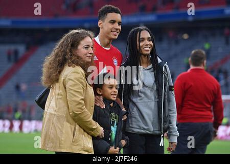 Monaco di Baviera, Germania. 08th maggio 2022. Jamal MUSIALA (FC Bayern Monaco) con madre Carolin e fratelli. Calcio 1st Bundesliga stagione 2021/2022, 33.matchday, matchday33. FC Bayern Monaco-VFB Stoccarda 2-2 il 8th maggio 2022, ALLIANZARENA Monaco. Credit: dpa/Alamy Live News Foto Stock