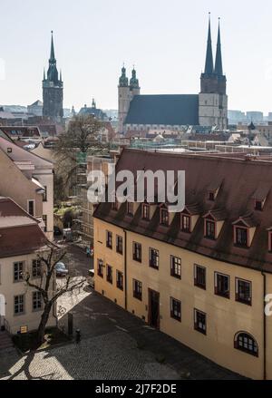 Halle S Roter Turm und Marktkirche 4546 gesehen vom Dom aus Richtung NW vorn Haus Domplatz 1 ehem fürstliche Kanzlei erbaut 16 JH Foto Stock