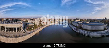 Panorama aereo della città di Wroclaw con ponte auto sul fiume Odra in Polonia, paesaggio urbano con architettura storica europea Foto Stock