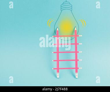 Scala di successo, avere un'idea, marketing e business concept, brainstorming per nuovi obiettivi, lampadina a muro Foto Stock