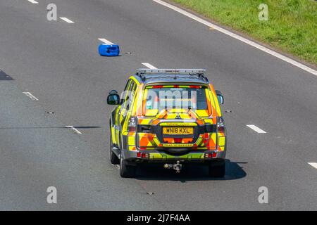L'ostruzione del motore viene eliminata dai funzionari del traffico che hanno arrestato il traffico sull'autostrada M61, Regno Unito Foto Stock