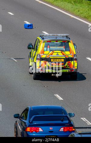 L'ostruzione del motore viene eliminata dai funzionari del traffico che hanno arrestato il traffico sull'autostrada M61, Regno Unito Foto Stock