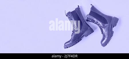 Scarpe marroni. Gli stivali alla moda si abbinano su sfondo beige. Spazio di copia, vista superiore, laterale. Vendita scarpe, concetto di moda. Scarpe eleganti casual. Stivali Сhelsea. Foto Stock