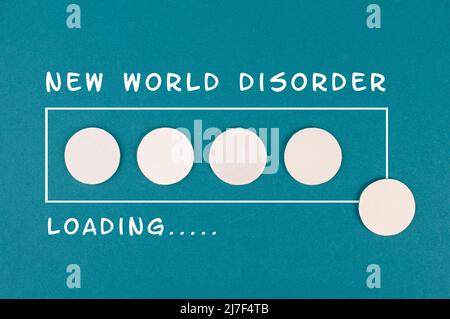 Le parole nuovo disordine del mondo sono in piedi su uno sfondo colorato, barra di avanzamento caricamento, nuovo concetto normale, cambiamento globale Foto Stock