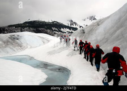I turisti camminano sul Ghiacciaio di Mendenhall, vicino a Juneau. Foto Stock