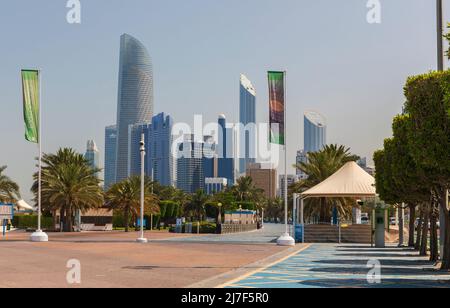 ABU DHABI, Emirati Arabi Uniti - 18 aprile 2022: Strade e grattacieli ad Abu Dhabi Foto Stock