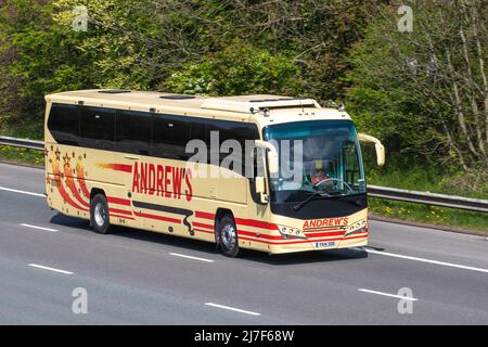 Andrew's Coach Travel: 2014 Cream Volvo B9R E4 93600cc diesel autobus a ponte che guida sul M61 Manchester, Regno Unito Foto Stock