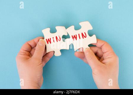 La vittoria di parola sta levandosi in piedi sulle parti del puzzle, sulla risoluzione dei problemi, sul mindset del vincitore, sul concetto di affari e di istruzione, sul coaching e sulla motivazione Foto Stock