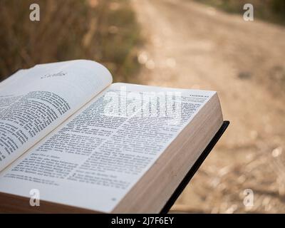 Testo nel libro della Sacra bibbia. Foto Stock