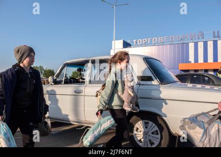 Zaporizhia, Ucraina. 08th maggio 2022. Famiglia da Mariupol arriva Zaporizhia Centro per gli sfollati. Ogni giorno i rifugiati provenienti da tutta l'Ucraina orientale arrivano al Centro Zaporizhia per gli sfollati che fuggono da zone di combattimento o territori occupati dall'esercito russo. La Russia ha invaso l'Ucraina il 24 febbraio 2022, scatenando il più grande attacco militare in Europa dalla seconda guerra mondiale Credit: SOPA Images Limited/Alamy Live News Foto Stock