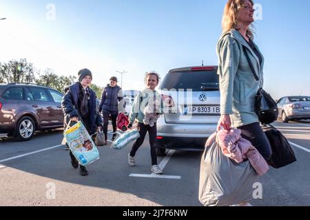 Zaporizhia, Ucraina. 08th maggio 2022. Famiglia da Mariupol arriva Zaporizhia Centro per gli sfollati. Ogni giorno i rifugiati provenienti da tutta l'Ucraina orientale arrivano al Centro Zaporizhia per gli sfollati che fuggono da zone di combattimento o territori occupati dall'esercito russo. La Russia ha invaso l'Ucraina il 24 febbraio 2022, scatenando il più grande attacco militare in Europa dalla seconda guerra mondiale Credit: SOPA Images Limited/Alamy Live News Foto Stock