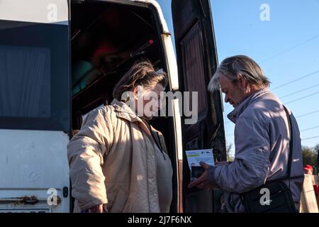 Zaporizhia, Ucraina. 08th maggio 2022. Un paio di Mariupol arrivano al Centro per gli sfollati di Zaporizhia. Ogni giorno i rifugiati provenienti da tutta l'Ucraina orientale arrivano al Centro Zaporizhia per gli sfollati che fuggono da zone di combattimento o territori occupati dall'esercito russo. La Russia ha invaso l'Ucraina il 24 febbraio 2022, scatenando il più grande attacco militare in Europa dalla seconda guerra mondiale Credit: SOPA Images Limited/Alamy Live News Foto Stock