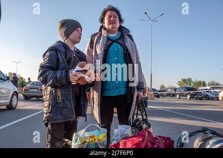 Zaporizhia, Ucraina. 08th maggio 2022. Una nonna con suo nipote al Centro Zaporizia per gli sfollati. Ogni giorno i rifugiati provenienti da tutta l'Ucraina orientale arrivano al Centro Zaporizhia per gli sfollati che fuggono da zone di combattimento o territori occupati dall'esercito russo. La Russia ha invaso l'Ucraina il 24 febbraio 2022, scatenando il più grande attacco militare in Europa dalla seconda guerra mondiale Credit: SOPA Images Limited/Alamy Live News Foto Stock