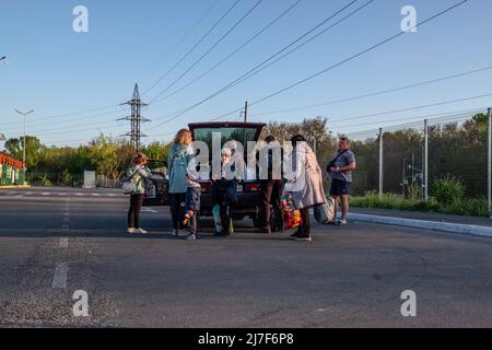 Zaporizhia, Ucraina. 08th maggio 2022. La famiglia di Mariupol è arrivata nel pomeriggio al Centro per gli sfollati di Zaporizhia. Ogni giorno i rifugiati provenienti da tutta l'Ucraina orientale arrivano al Centro Zaporizhia per gli sfollati che fuggono da zone di combattimento o territori occupati dall'esercito russo. La Russia ha invaso l'Ucraina il 24 febbraio 2022, scatenando il più grande attacco militare in Europa dalla seconda guerra mondiale Credit: SOPA Images Limited/Alamy Live News Foto Stock