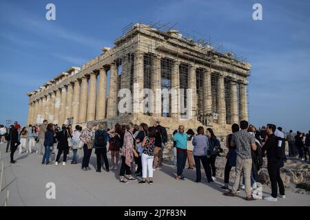 I turisti visitano il Partenone presso il sito archeologico dell'Acropoli di Atene seguendo la facilità delle misure contro il COVID-19. Foto Stock