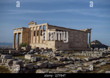 I turisti visitano il Partenone presso il sito archeologico dell'Acropoli di Atene seguendo la facilità delle misure contro il COVID-19. Foto Stock