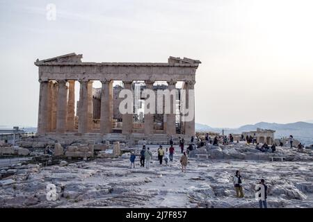 I turisti visitano il Partenone presso il sito archeologico dell'Acropoli di Atene seguendo la facilità delle misure contro il COVID-19. Foto Stock