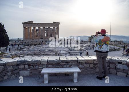 I turisti visitano il Partenone presso il sito archeologico dell'Acropoli di Atene seguendo la facilità delle misure contro il COVID-19. Foto Stock