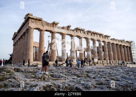 I turisti visitano il Partenone presso il sito archeologico dell'Acropoli di Atene seguendo la facilità delle misure contro il COVID-19. Foto Stock