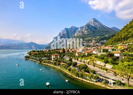 Panorama aereo della città di Marone sul lago d'Iseo in Lombardia Foto Stock