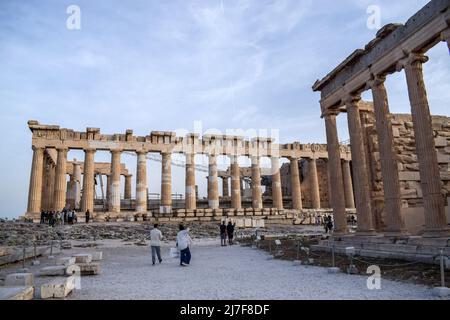 I turisti visitano il Partenone presso il sito archeologico dell'Acropoli di Atene seguendo la facilità delle misure contro il COVID-19. Foto Stock